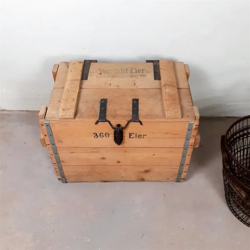 Historische Holzkiste für Eier