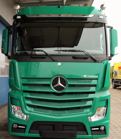 Grüner Mercedes LKW der Hennenstolz Logistik